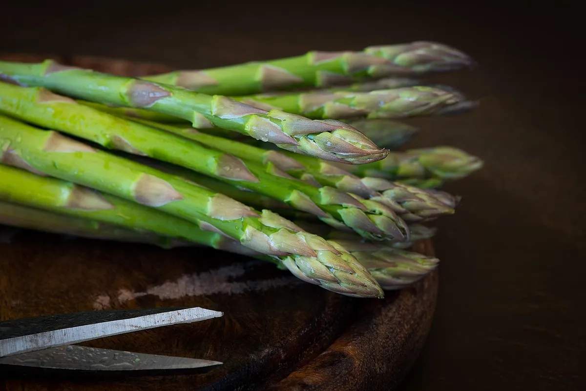 鮮嫩的_asparagus，綠色_asparagus，綠色，生食， produce，收成，有機，新鮮，蔬菜，食物，健康，營養，維生素，_asparagus尖，特寫，_asparagus，_a