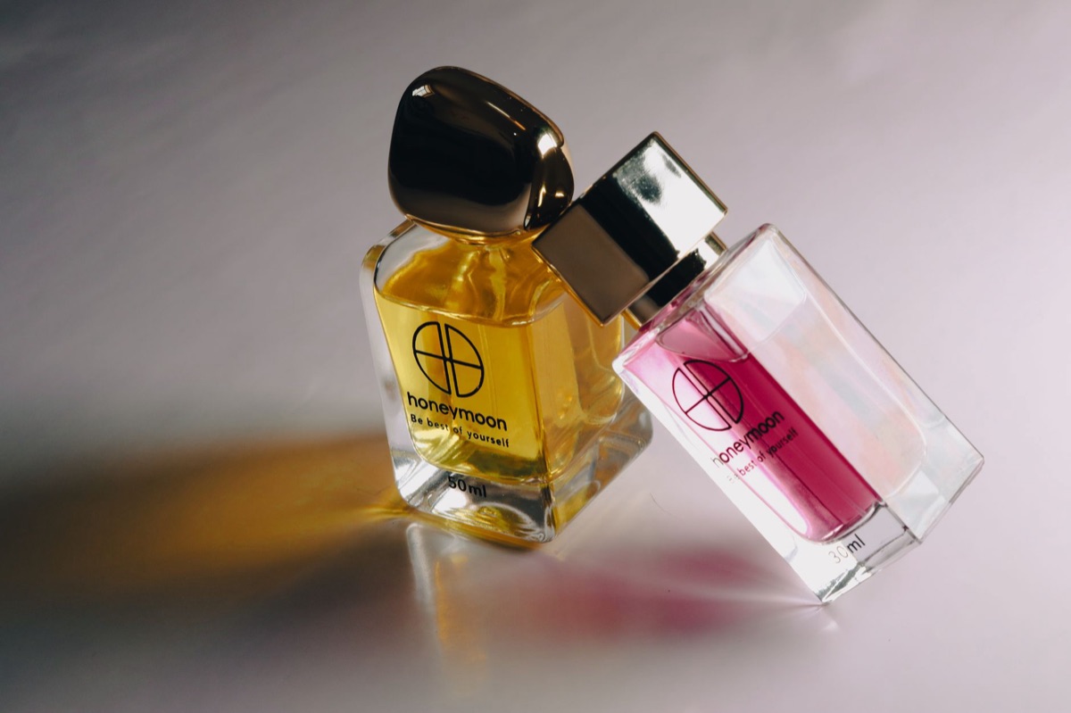 Colección de botellas de perfumes de marcas de lujo sobre una superficie elegante.