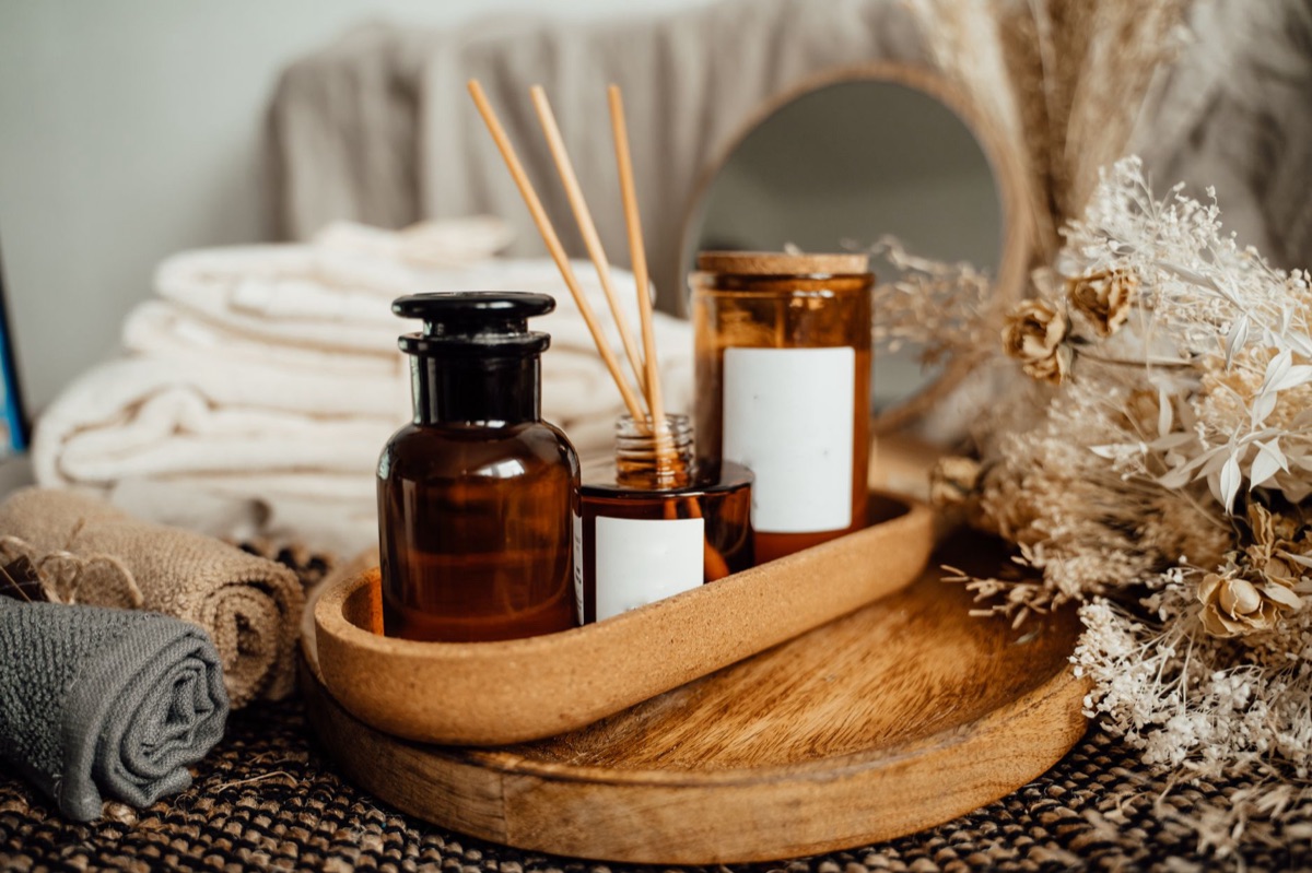Ingredientes naturales como sándalo y flores para la creación de fragancias.