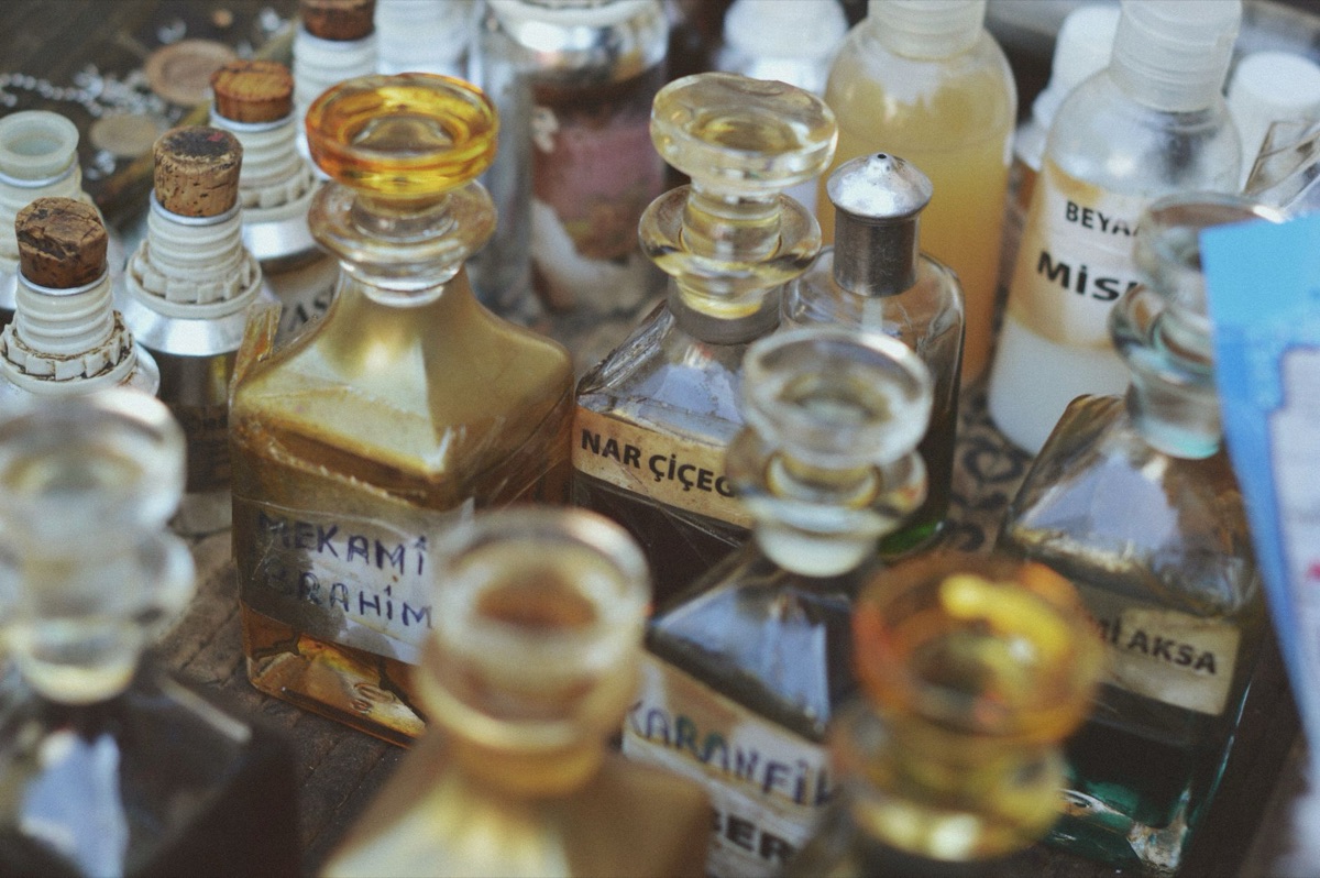 Collection de flacons de parfum de luxe sur une étagère