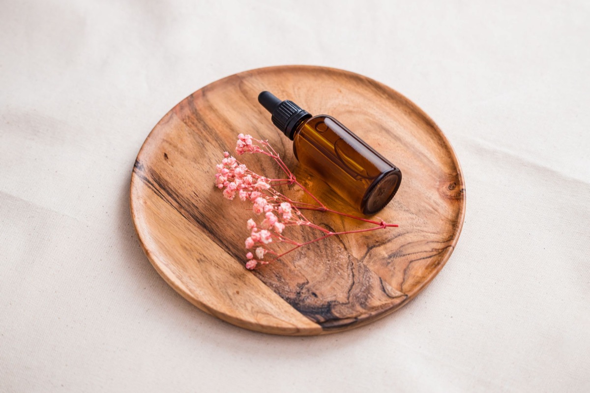 Ingrédients naturels pour parfumerie comme le bois de santal et les fleurs
