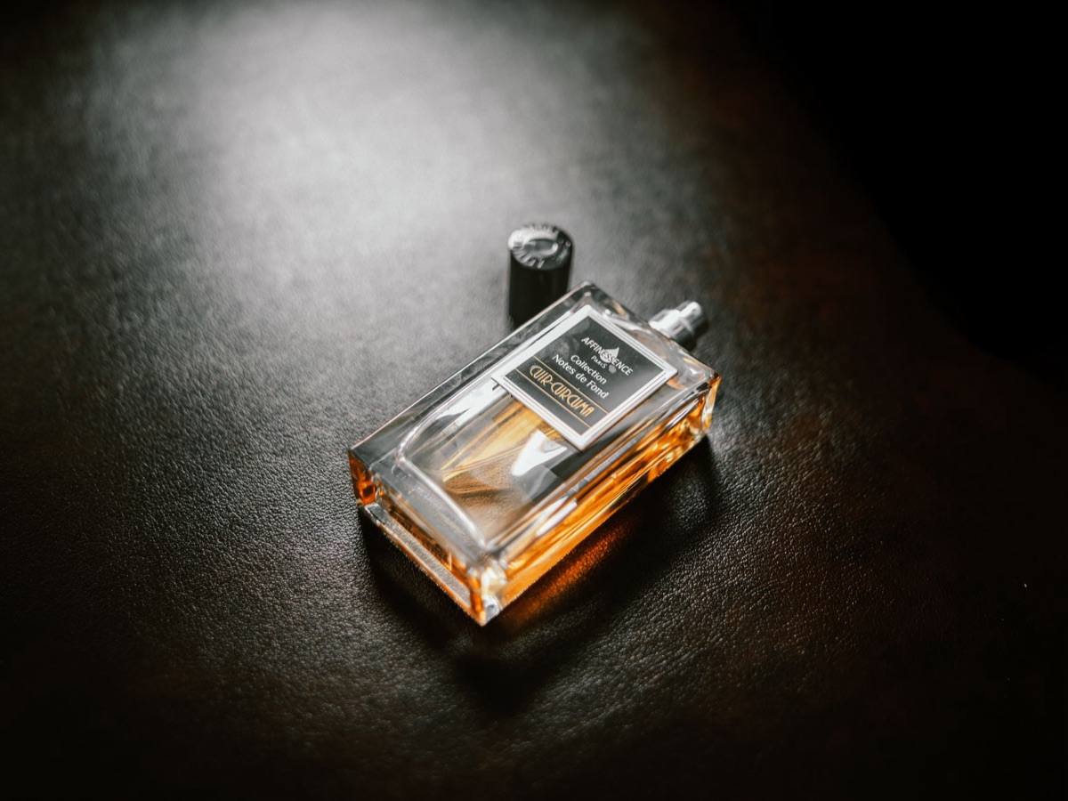 Luxe parfumflacons van glas op een marmeren oppervlak.
