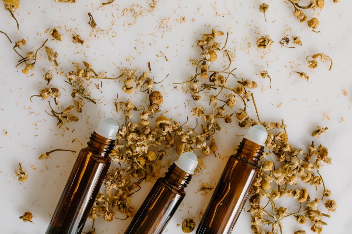 Natuurlijke ingrediënten zoals gedroogde bloemen en essentiële oliën voor parfum.