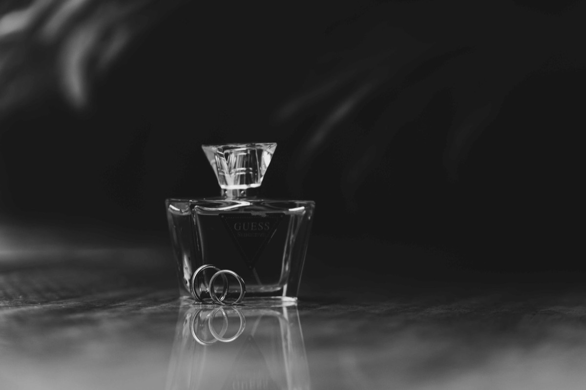 Frasco de perfume de luxo em detalhe.
