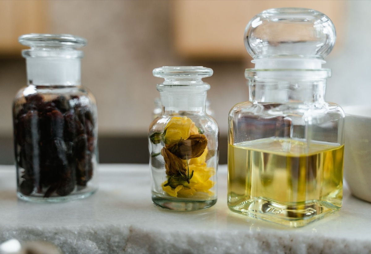 Ingredientes naturais como flores e madeira para perfumaria.