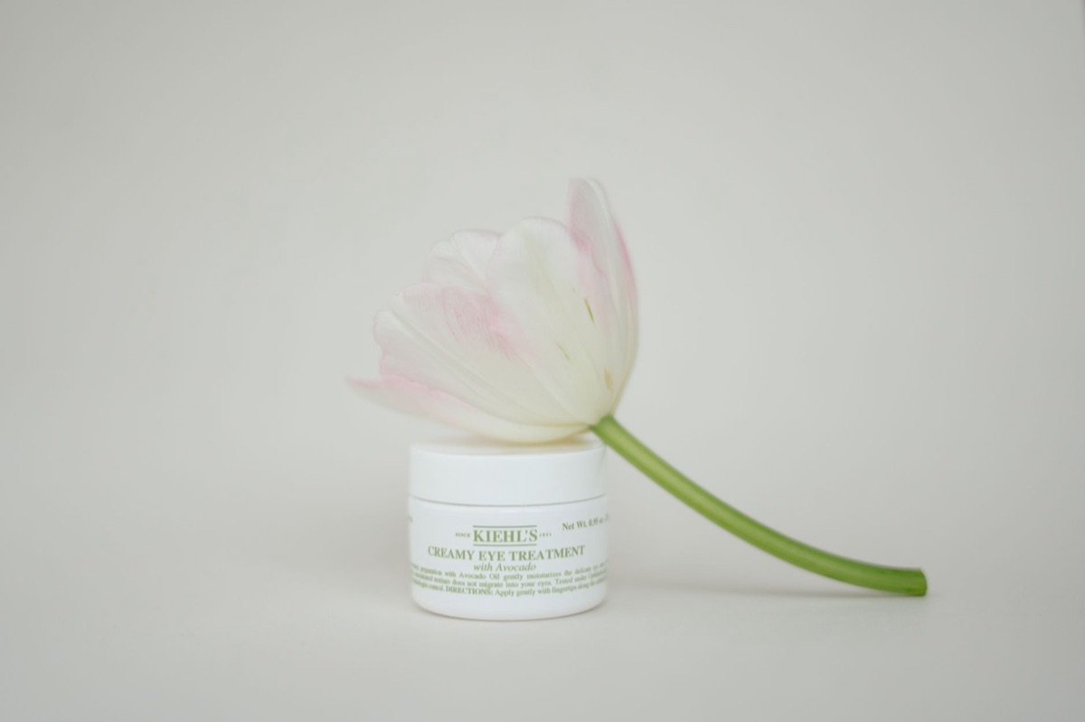 Produto de skincare em uma superfície branca limpa