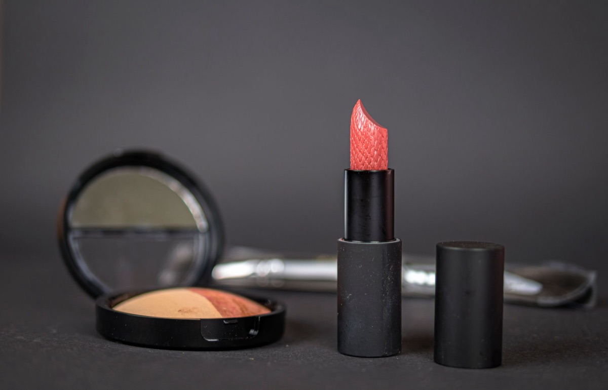Nahaufnahme von Make-up-Farbmustern auf weißem Hintergrund.