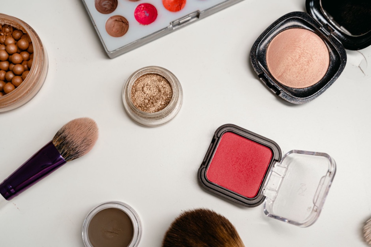 Verschiedene Make-up-Pinsel und Lidschatten-Paletten.
