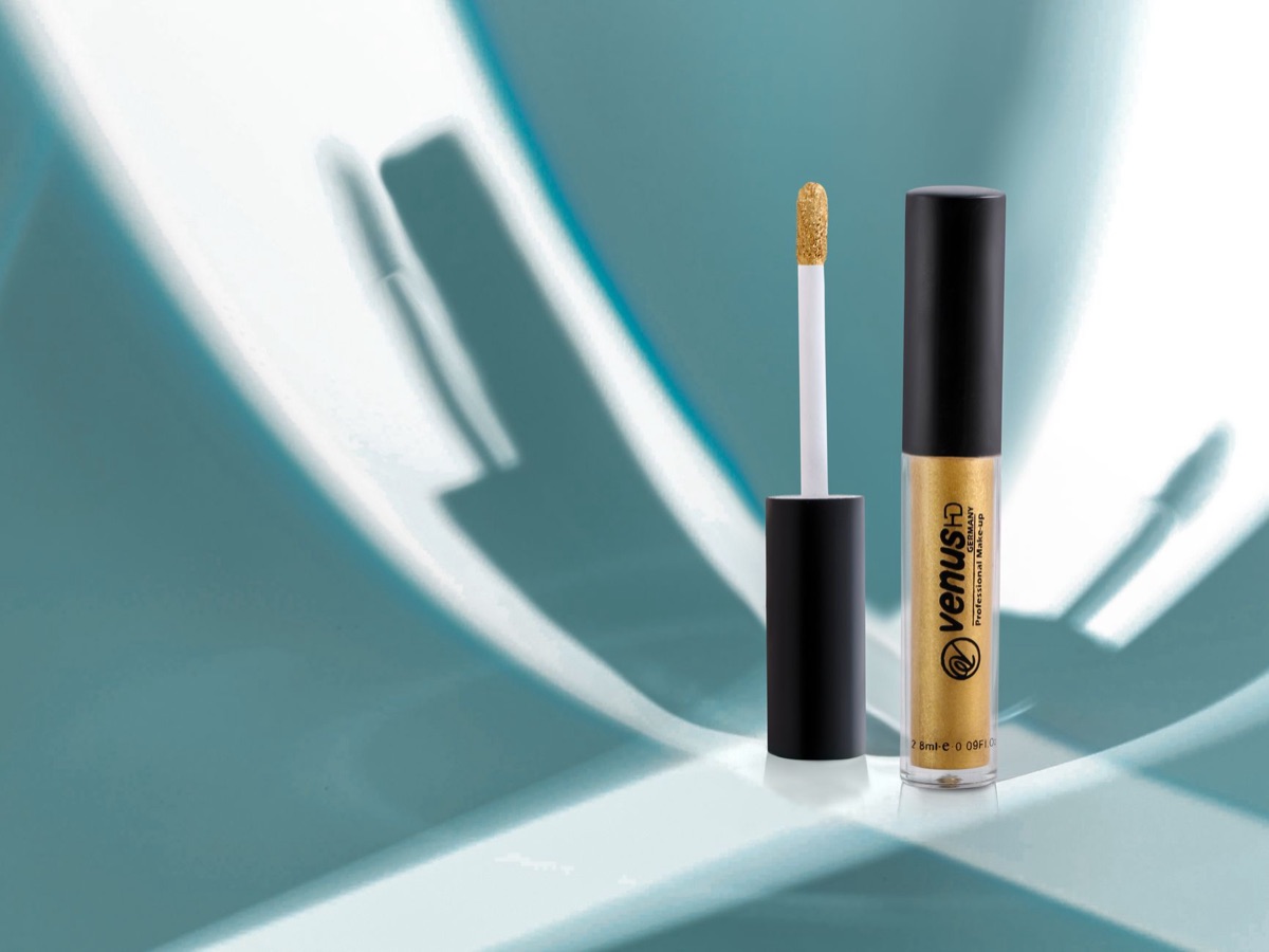 Labial de lujo con acabado elegante.