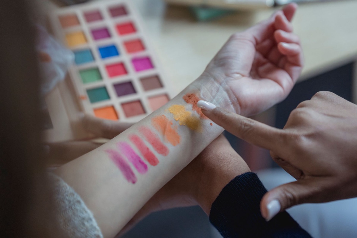 Texture di crema e rossetto su superficie bianca