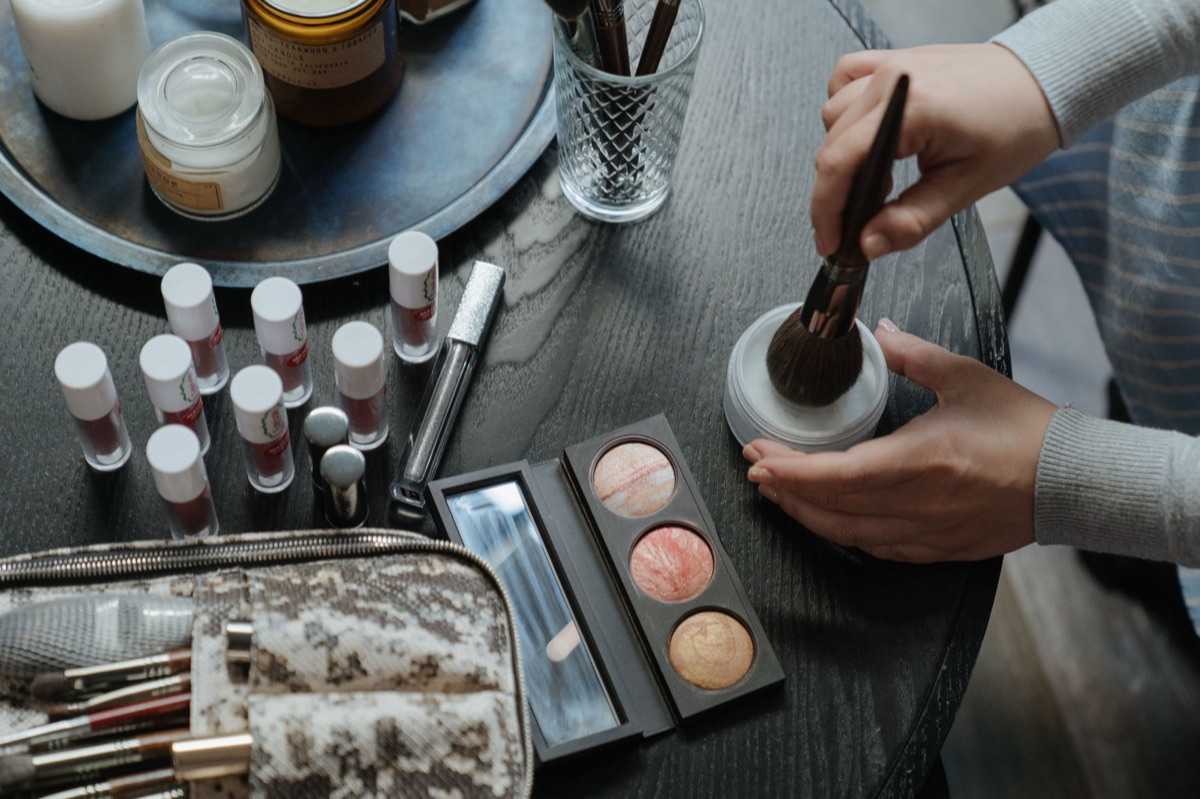 set van professionele make-up kwasten en een oogschaduw palet