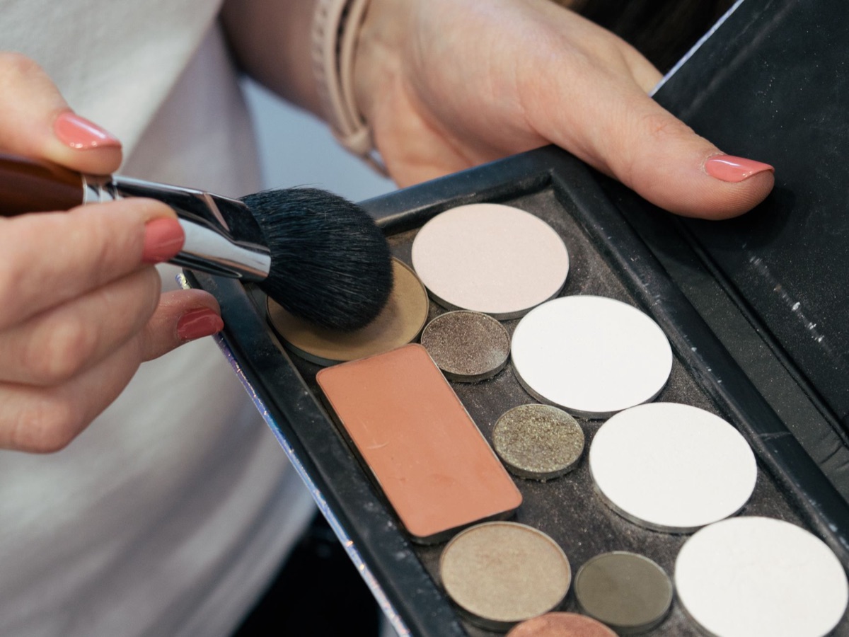 Amostras de batom e blush em diferentes tons sobre papel branco.