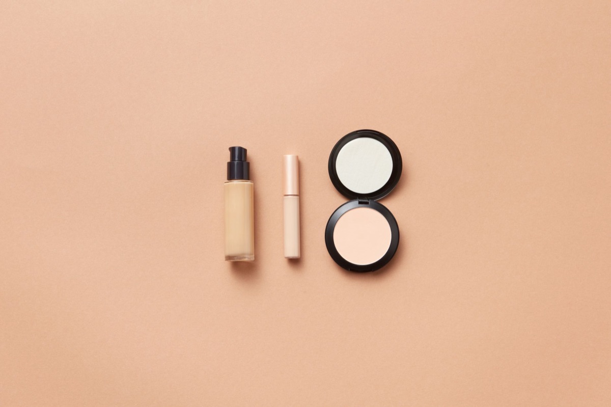 Make-up check: gezicht met make-up controleren